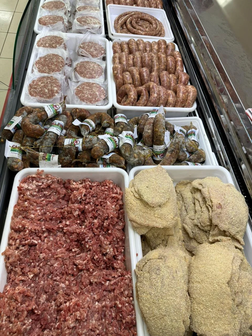 Mostrador de Granja Porcina con cortes frescos de cerdo del día — Río Grande